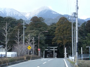 写真4　神社のある森の背後に天神山・堂満岳・武奈ヶ岳が並ぶ