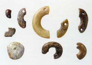 弁天島遺跡で見つかった玦状耳飾（左下は未製品）