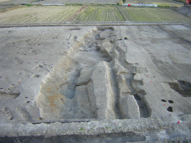 帯状銅釧の垂飾が出土した河川跡（十里遺跡）