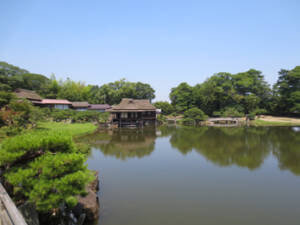 写真2　臨池閣と魚躍沼