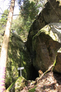 写真1　信長の隠れ岩