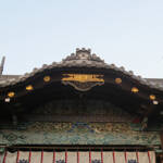写真3 御香宮神社拝殿破風の桐紋・菊紋・葵紋