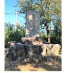 写真２　御所の山頌徳碑　御所の山の歴史を物語る碑。裏面は仰木との関係が記される。昭和５２年建立