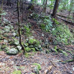 写真５:斜面に積み上げられた石材