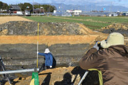 写真３　スタッフを使って測量作業中