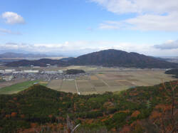 写真２　岩戸山から繖山を望む