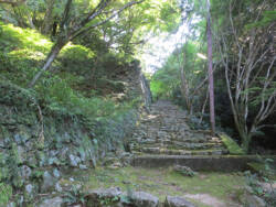 写真3 石段横の石垣