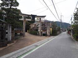 写真2　現在の奥石神社鳥居と中仙道