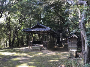 写真2 前方部の上にある秋葉神社