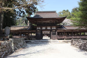 写真1　油日神社楼門と附属廻廊