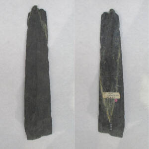 写真2　磨製石剣の未製品(左：表／右：裏)