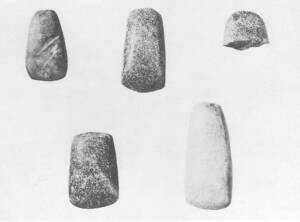 写真1 長沢遺跡出土太型蛤刃石斧(上段中、下段左)　