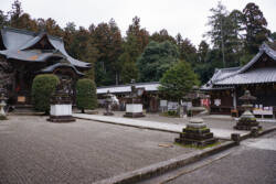 写真3 馬見岡綿向神社　写真左：本殿　写真奥：嘉永7年の地震で倒れた回廊　写真右：同地震で庇が落ちた神楽殿