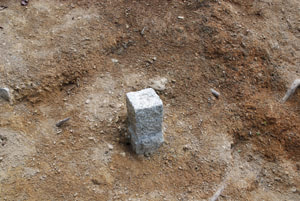写真１：標石発見状況