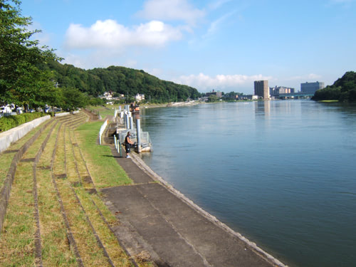 石山寺前の緩やかに流れる瀬田川