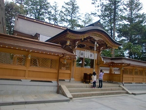 田村神社本殿 (℡：0748-66-0018、9時～16時、参拝自由)