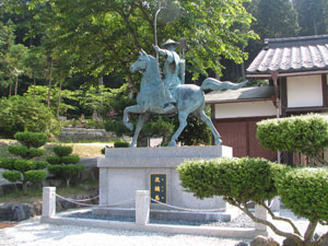 安吉神社の流鏑馬像