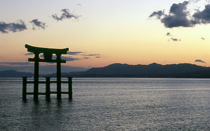 琵琶湖に浮かぶ鳥居