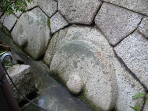 西法寺に移された礎石