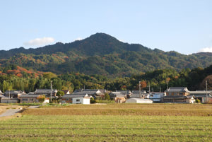 北麓の関津から望む笹間ヶ岳