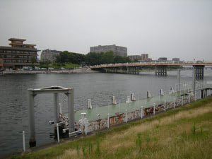 古代瀬田橋推定地 (写真の桟橋あたり、奥に見えるのが現在の唐橋)