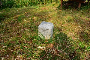 写真5　三角点を示す花崗岩製の標石